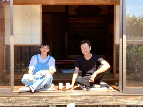 空き家でくつろぐスタッフ