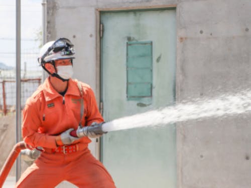 消防職員放水の様子