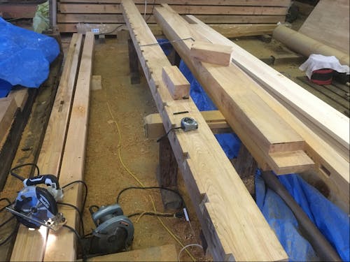軒桁を手刻み。農機具小屋などは手刻みすることもあります。