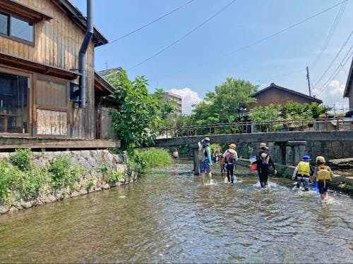 同社の空き家再生事例1 カフェ&レンタルスペース「湖北の暮らし案内所どんどん」。川辺の長屋を改修
