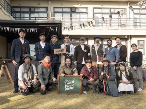 市内有志で行うまちなかイベント「ツイードピクニック」。前列黒板を持つ男性が、BIWAKO HOUSEプロジェクトリーダーの竹村光雄さん