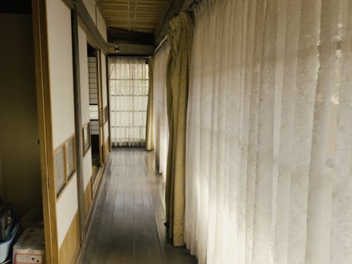 縁側。突き当りは周り縁になっている。