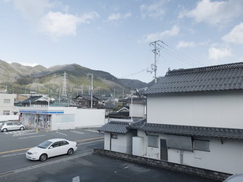 コンビニが目の前にありちょっとした買い物には便利がいい。