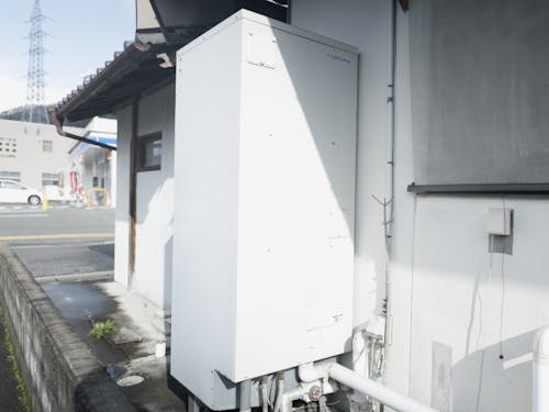 給湯器が壊れているので修理または交換が必要。