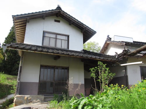 納屋。1階は物置、2階は和室が２部屋あり子供部屋などにも使えそう。