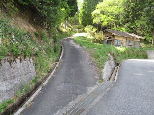 物件に車で進入する場合は私道の通行料が必要。