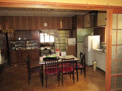 食器や家具、家電など残置物が多い。