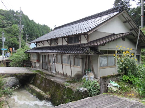 敷地前の水路。占有許可が必要になります。