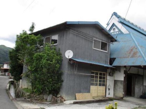 隣の離れ。子供部屋や書斎など色々な使い道がありそう。