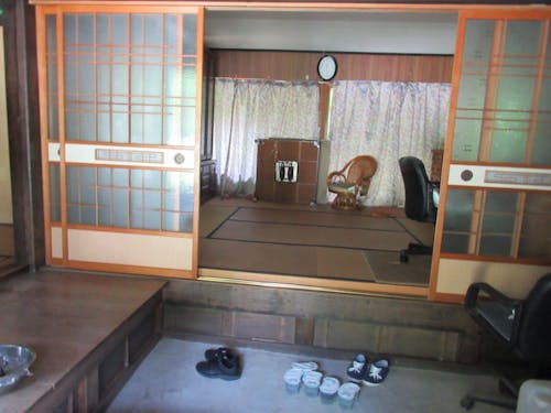 昔ながらの広い土間。アウトドアグッズなどもたくさん置けそう。