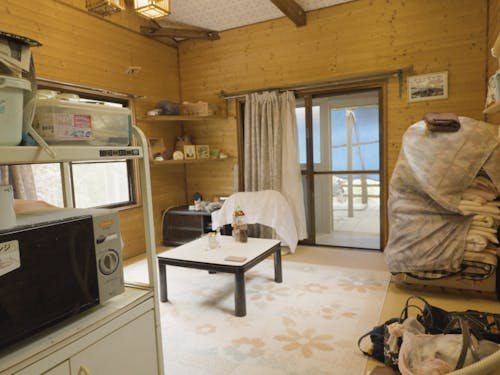 コンパクトな造りの元別荘。一人の時間を過ごしたい人にぴったり。