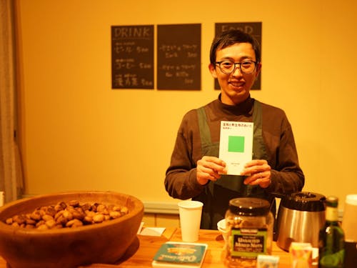 bookcafeを開催する山口さん。選書センスが抜群です!