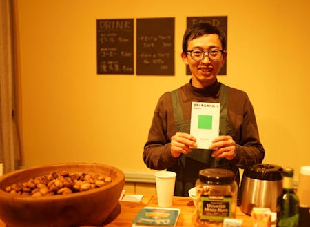 bookcafeを開催する山口さん。選書センスが抜群です!