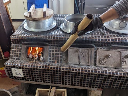 火加減の調節は火吹竹で!