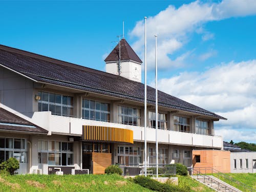 廃校を活用したテレワークセンター「テラス石森」の外観