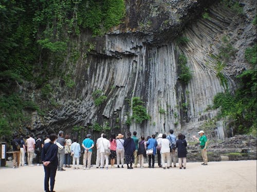玄武洞のガイド風景