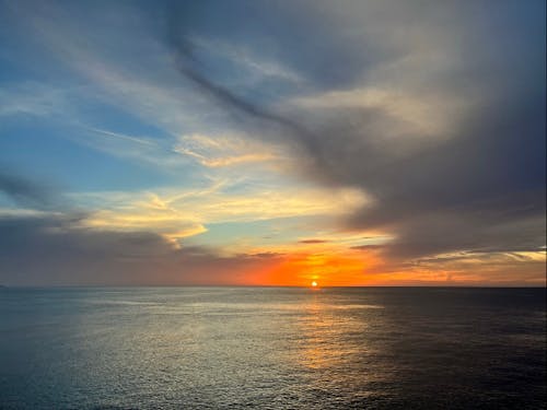 海に沈む夕日を毎日見ることができます。