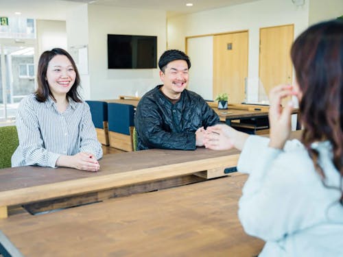 ↑終始笑顔のにぎわい創出課の稲井さん(左)と小野川さん(右)。