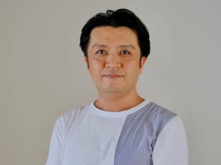 河内友久さん(大阪より移住) 自然環境を大切にした暮らし に惹かれ移住。デザイナーを しながら、アトリエ兼カフェ ギャラリーを運営しています。