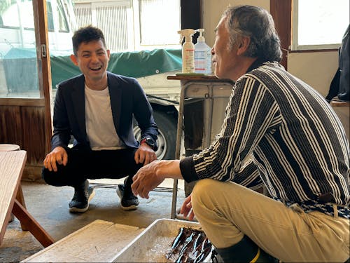 インタビュー中、地元の方がイカを差し入れにいらっしゃいました。