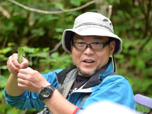 館長 佐々木さん。根っからの生き物好き!2022年6月には、著書「本気で遊ぶ大人に子どもはついていく: 自然は未来を育てる学びの場」が出版されました!