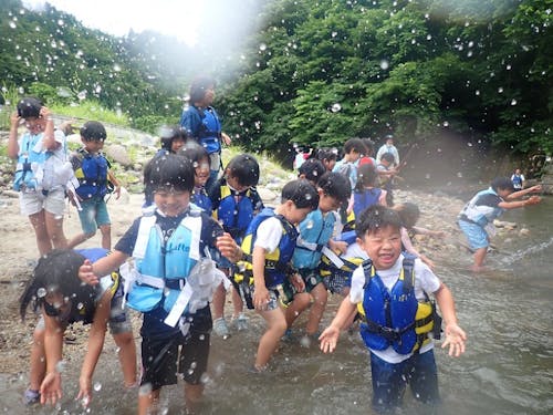 水かけ合戦開始!テンションMAX で、川の冷たさ、川底の感触を確かめていきます《リバートレッキング》
