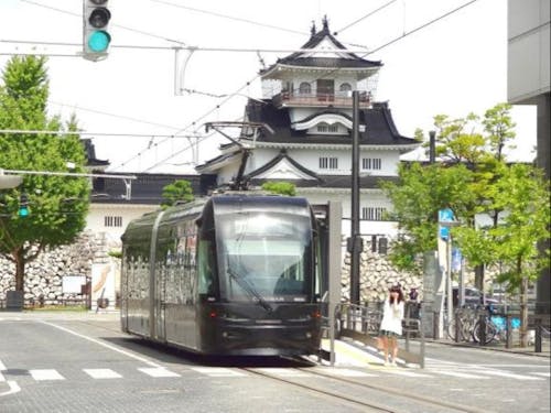富山城と市内電車(富山市)