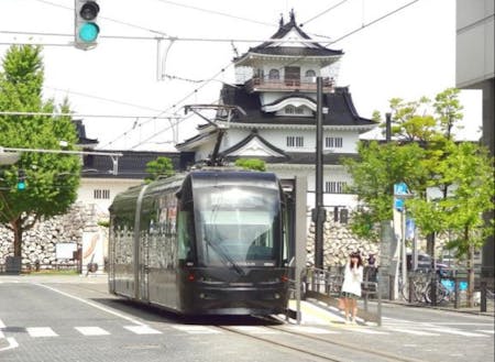 富山城と市内電車(富山市)