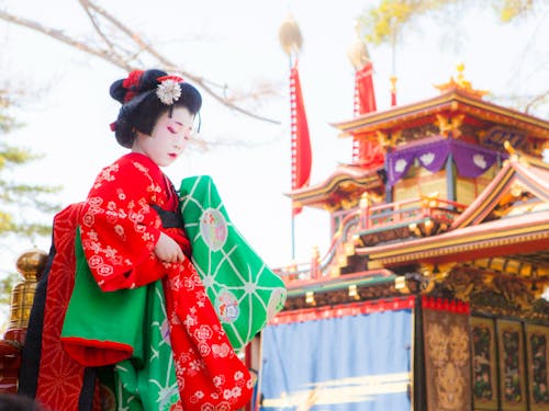 日本三大山車祭の一つ「長浜曳山祭」(長浜市)