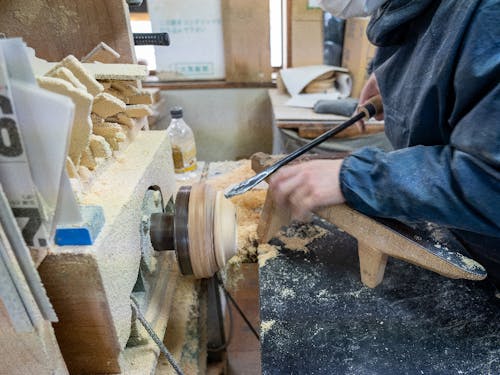 木工ろくろ作業の様子