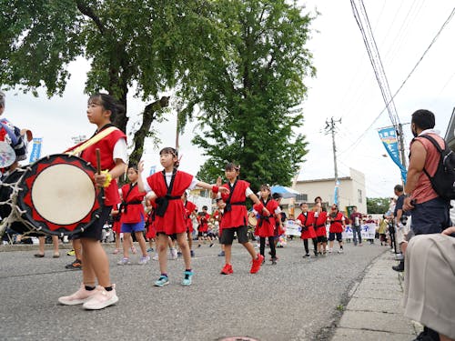 毎年8月中旬に開催される「北奥羽ナニャドヤラ大会」の様子