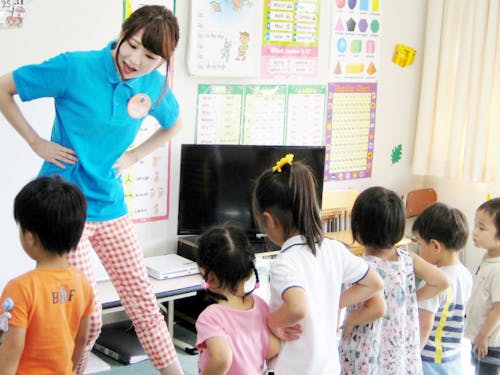 子どもたちと歌って踊って英語を使って楽しくウォームアップ!