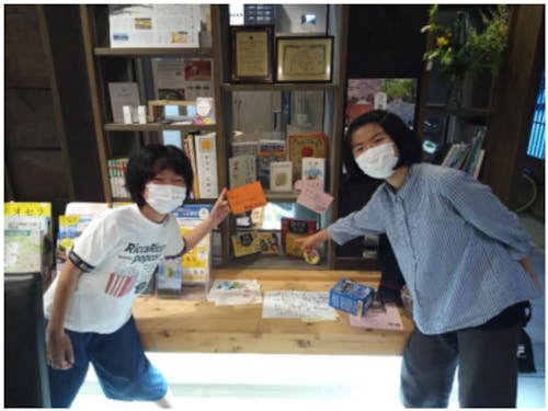 授業での実験・検証を、授業の場として使用している「咲蔵家.」1Fフリースペースに展示しています。