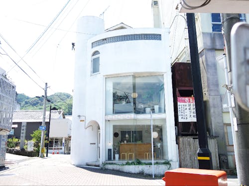 小浜町在住デザイナー、古庄悠泰さんの「景色デザイン室」外観。1Fは休日に営業するカフェ。