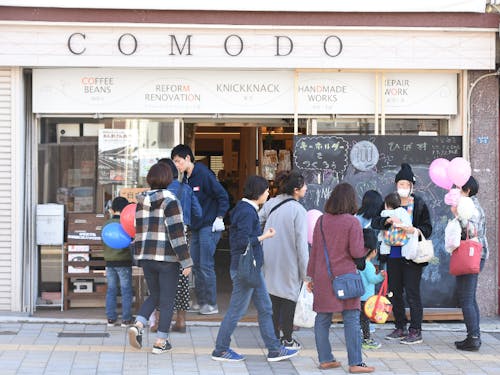 街なかの各店舗が一同に開催した「100円商店街」を楽しむ