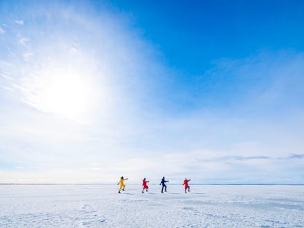 厳冬期に野付半島の内湾が凍って現れる「氷平線」。凍った海の上を歩けるのは、ここ、別海町だけ。
