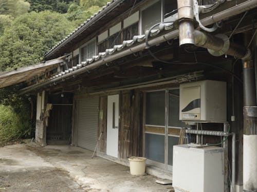 離れ。ドアを開けると2階の和室二部屋に続く階段がある。