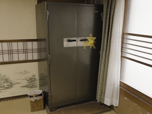 1階和室にある金庫。重さがあるので処分は手間取りそう。