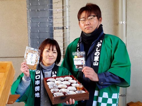 「めんま維新」を持つ武石さん(左端)