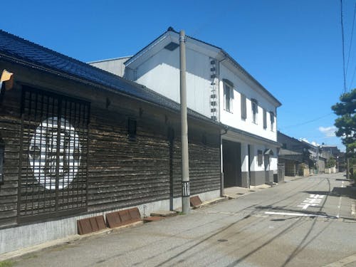 昔ながらの醤油蔵が建ち並んでいます