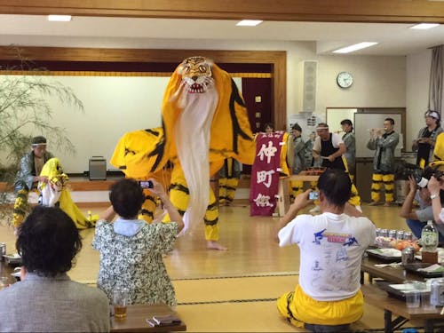 郷土芸能:仲町虎舞の様子