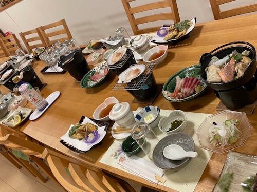 民宿吉田で海の幸を堪能(料理は一例です)