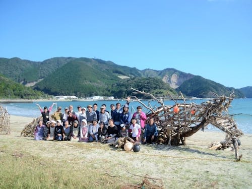 尾鷲市でのプロジェクト。海岸で流木を拾い綺麗にしました。