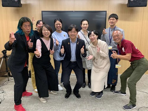 現役協力隊員(8名)と市長(中央)