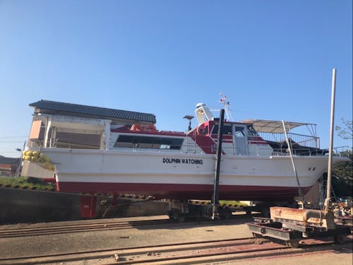 船を海から上げて点検