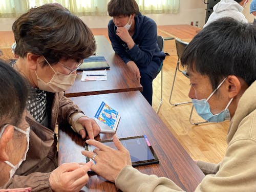 配布したタブレット端末サポートの様子