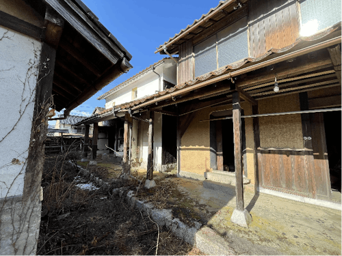 敷地内には蔵等もあります。