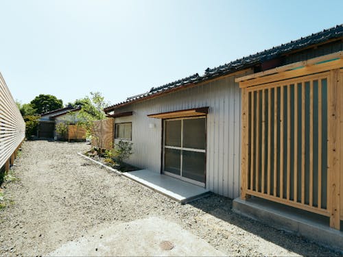 奥が1棟貸しハウス、手前がシェアハウス(3部屋)