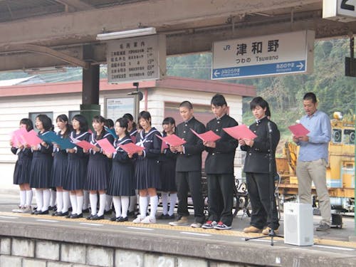 学校だけでなく、まち全体で学びの場を作る「駅のステージ」