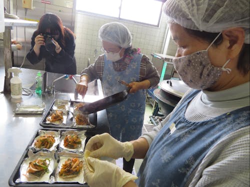 郷土料理の調理風景における写真撮影